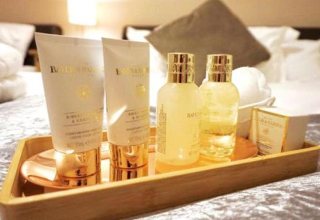 Stratton Cottage Guesthouse Biggleswade Exterior photo A selection of amenities by L'Occitane