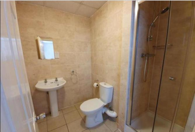 Stratton Cottage Guesthouse Biggleswade Exterior photo A wet room